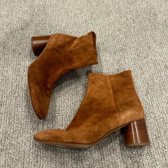 VINCE Women's Tillie Suede Mid-Heel Booties Size 9.5M - Picture 1 of 9